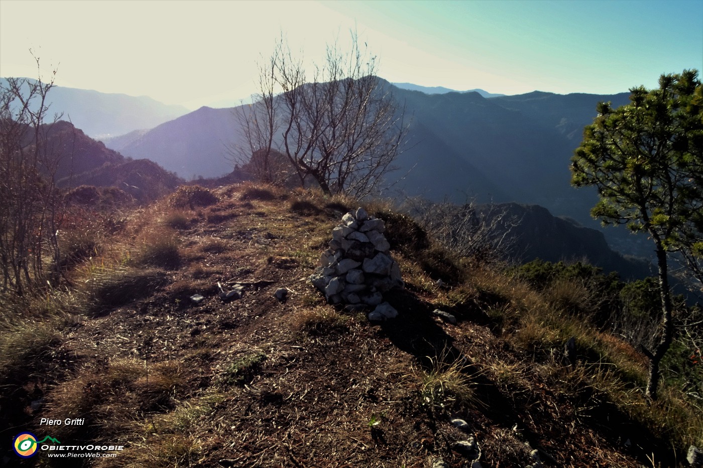 50 Cima del Pizzo Rabbioso (1151 m) con omino di vetta.JPG